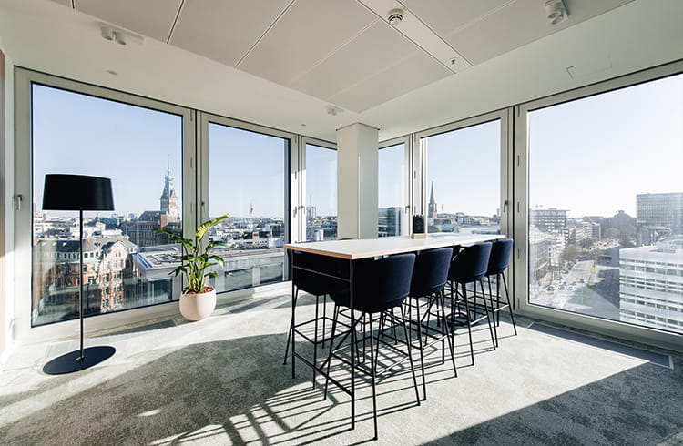 Essbereich mit Ausblick auf die Hamburger Speicherstadt des Hamburger Bueros im TRIIIO Gebaeude